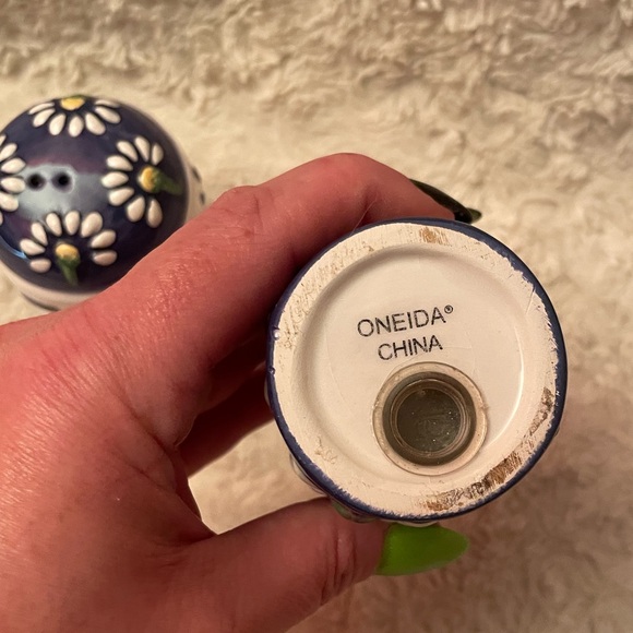 ONEIDA China Sakura Discontinued Spring Daisy Salt & Pepper Shakers - Picture 4 of 6